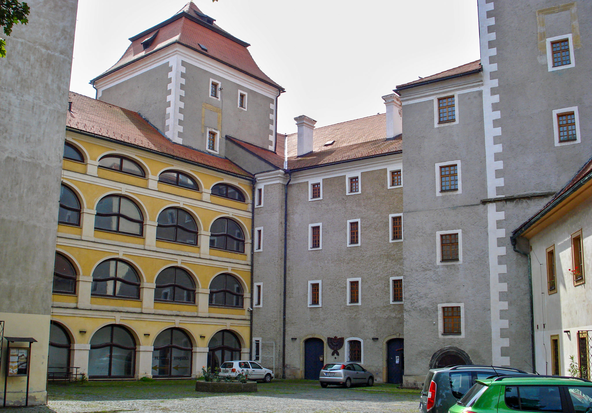 Замковый двор