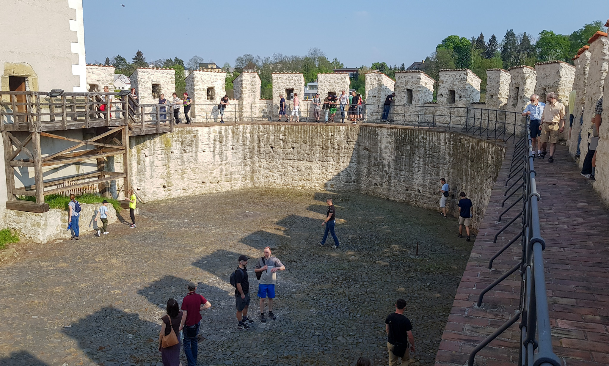 На замковых стенах