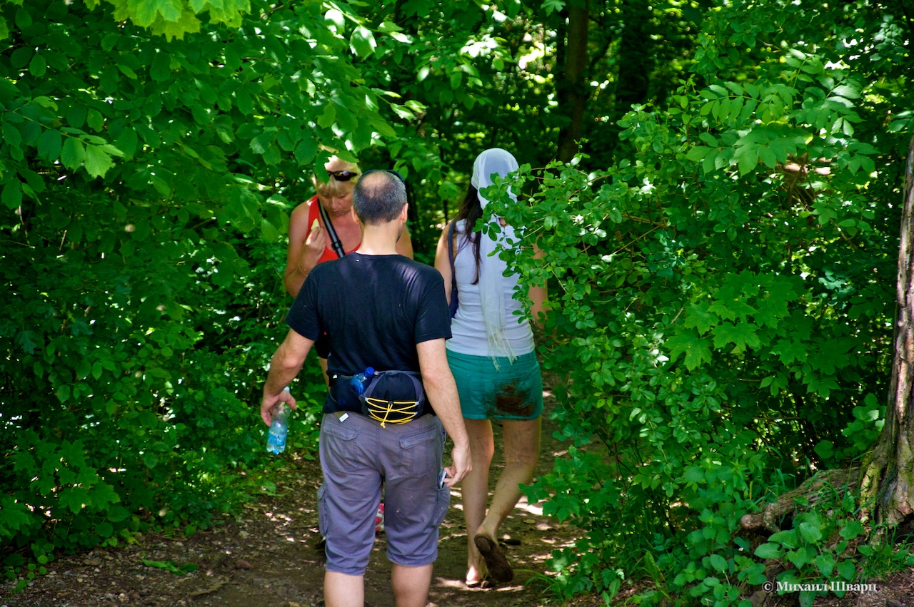 Девушка прокатилась с горки