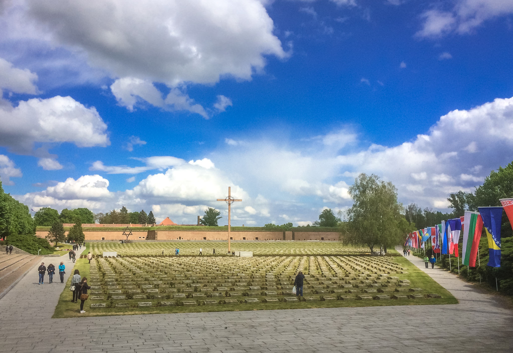 Мемориальное кладбище около крепости