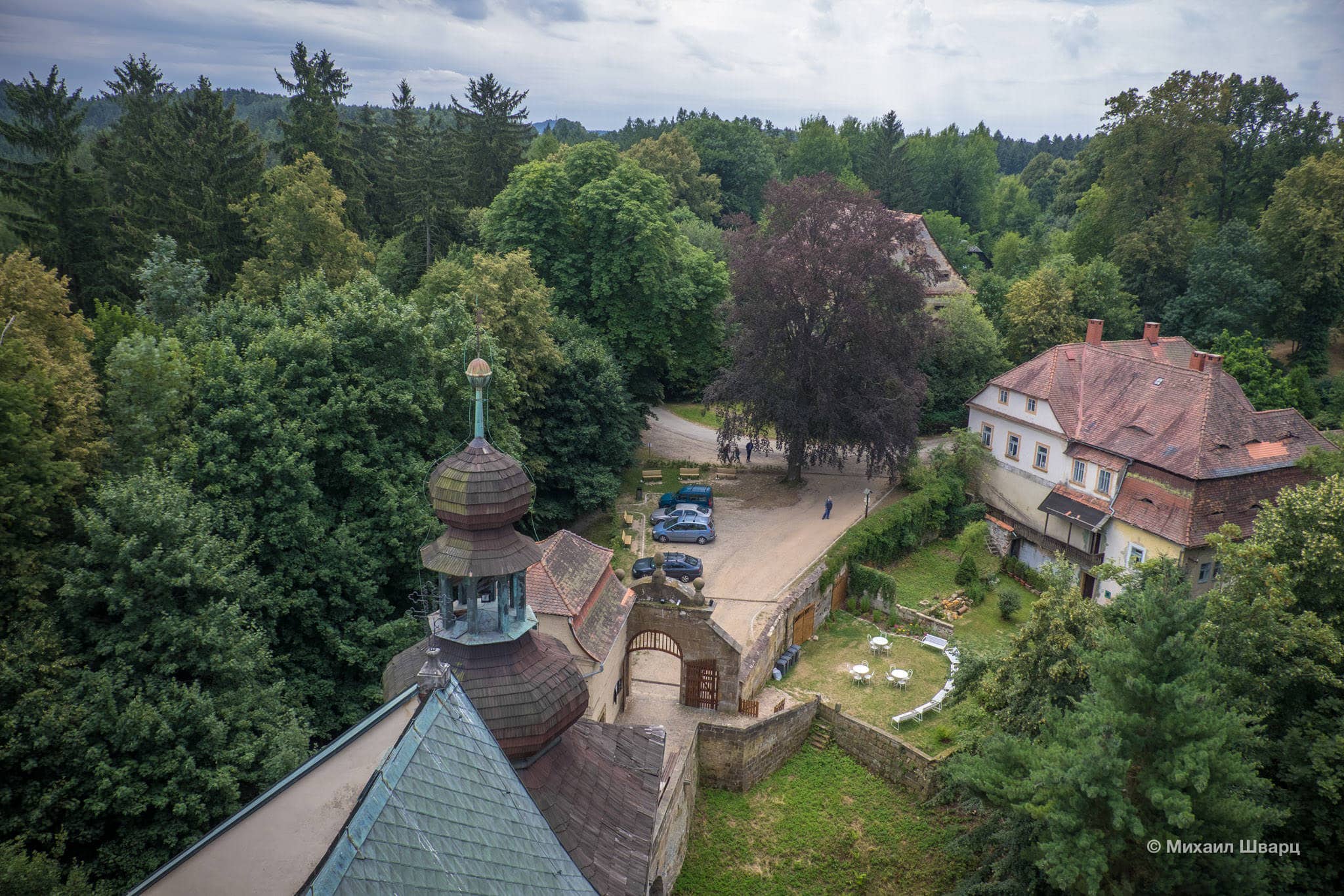 У входа в замок