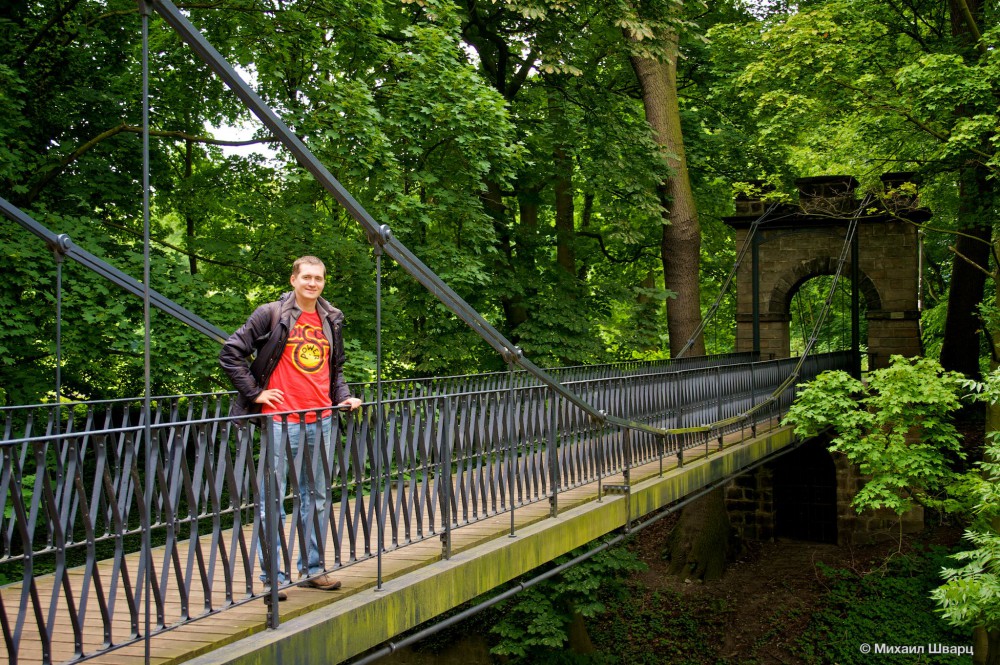 Подвесной мост в парке около замка