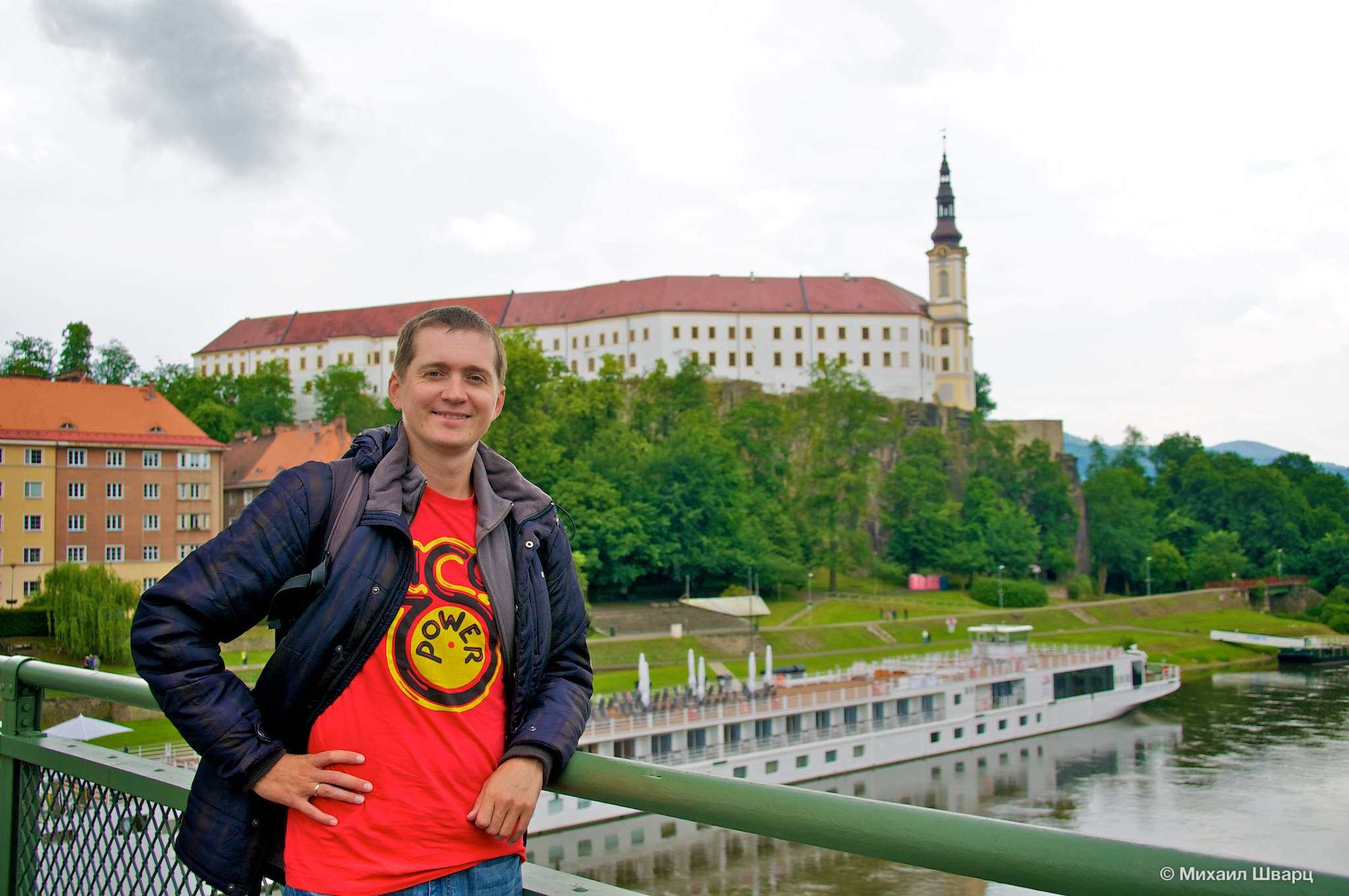 На мосту рядом с замком