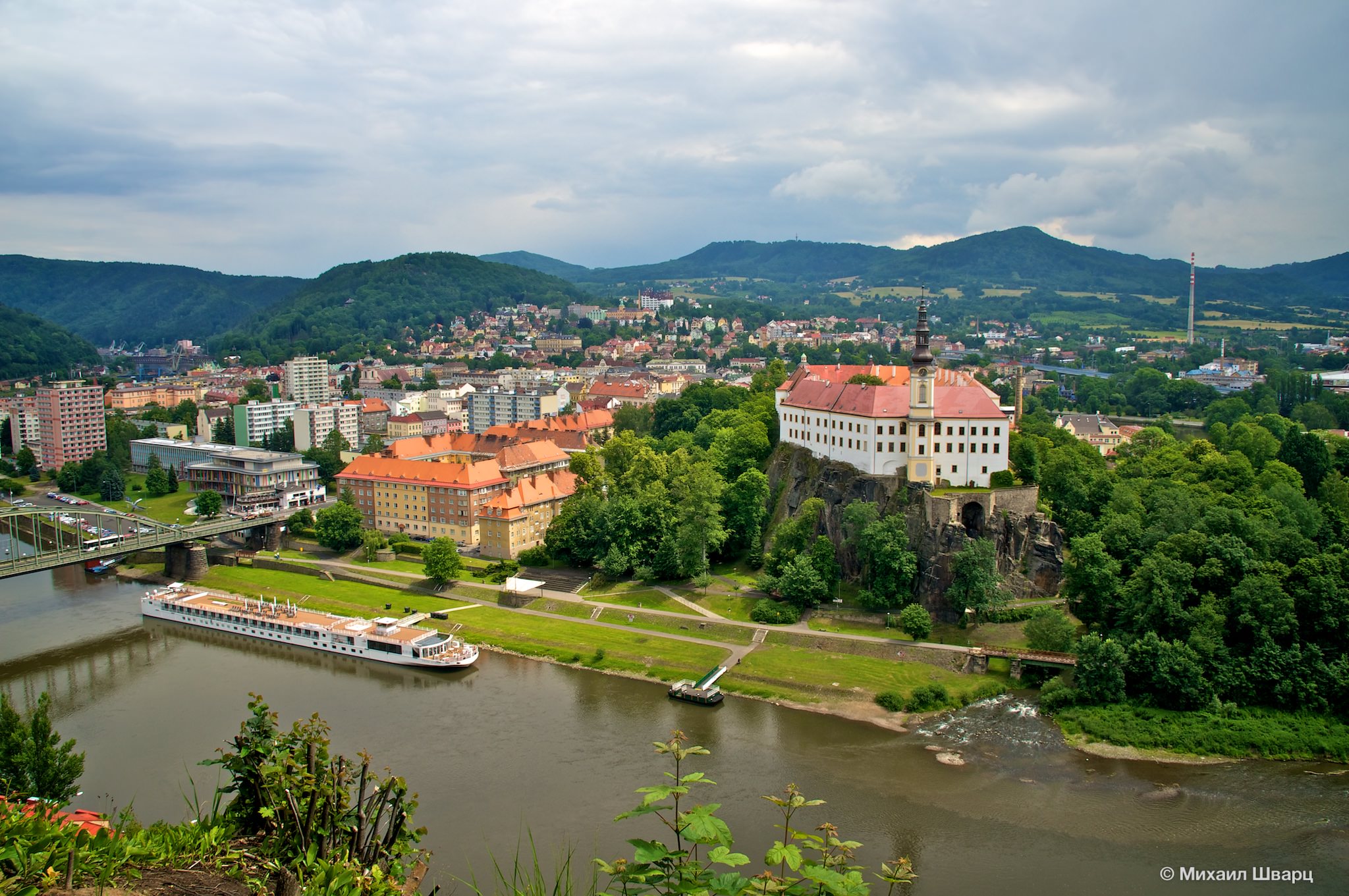 Вид на замок с соседней горы