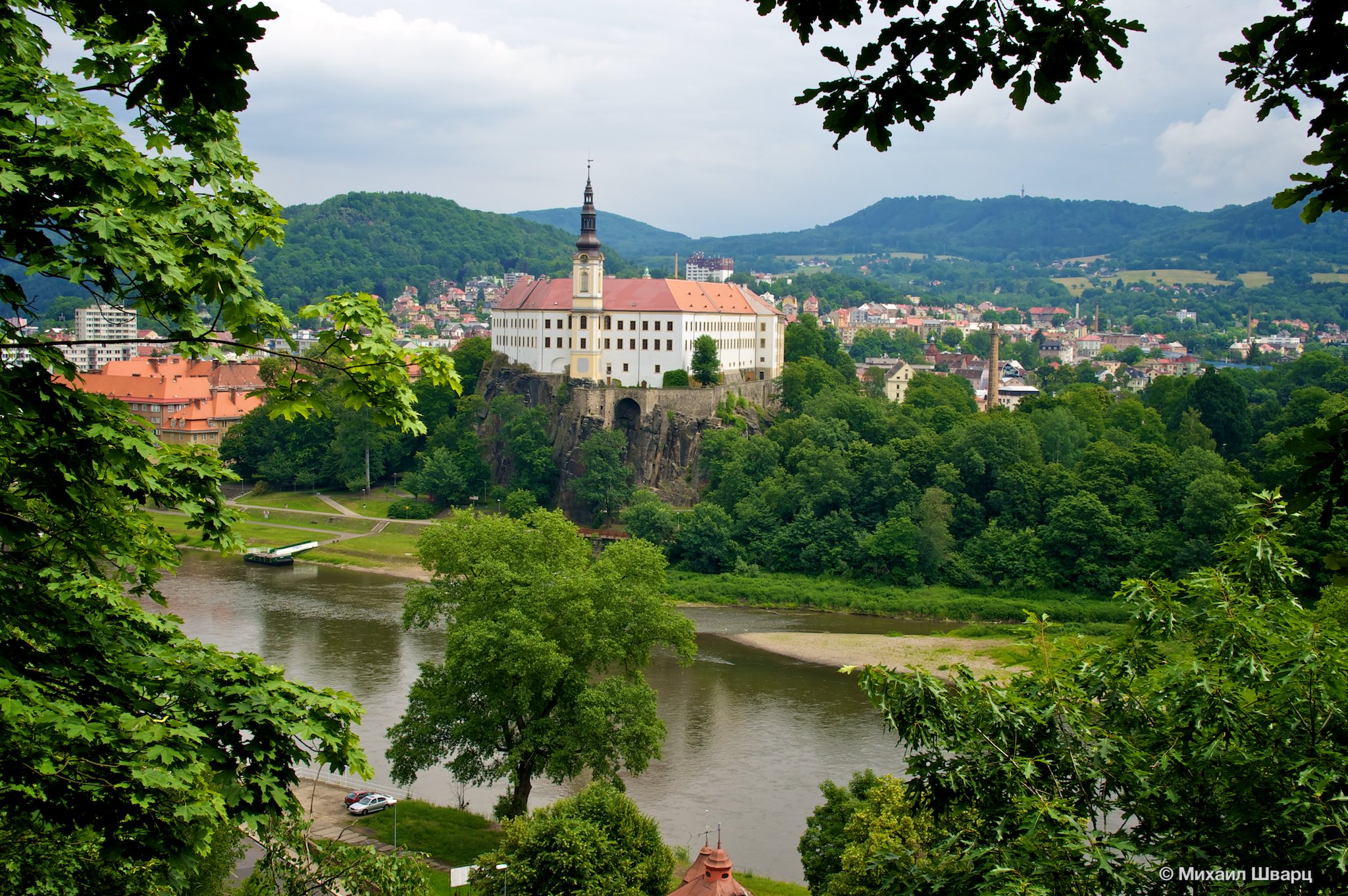 Дечин утопает в зелени