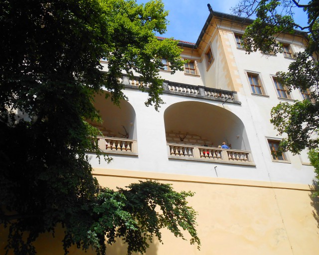 Фасад, обращённый к саду На Валах, ограждён аркадной террасой