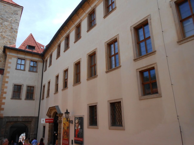 Фасад дворца со стороны улицы Йиржской 