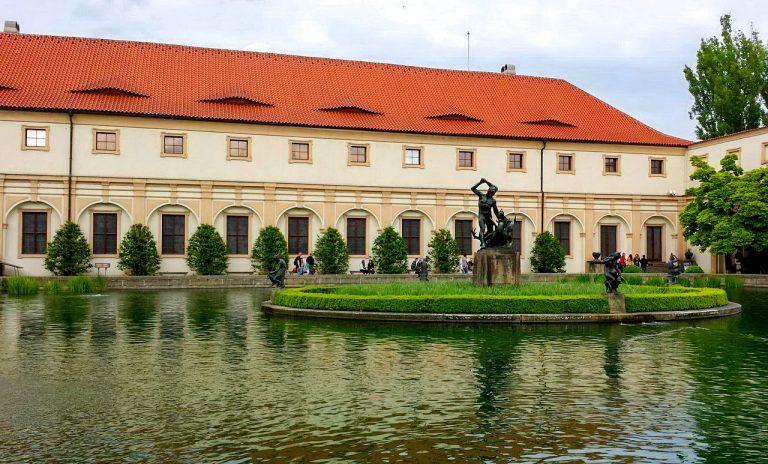 Вальдштейнская школа верховой езды (Valdštejnská jízdárna)