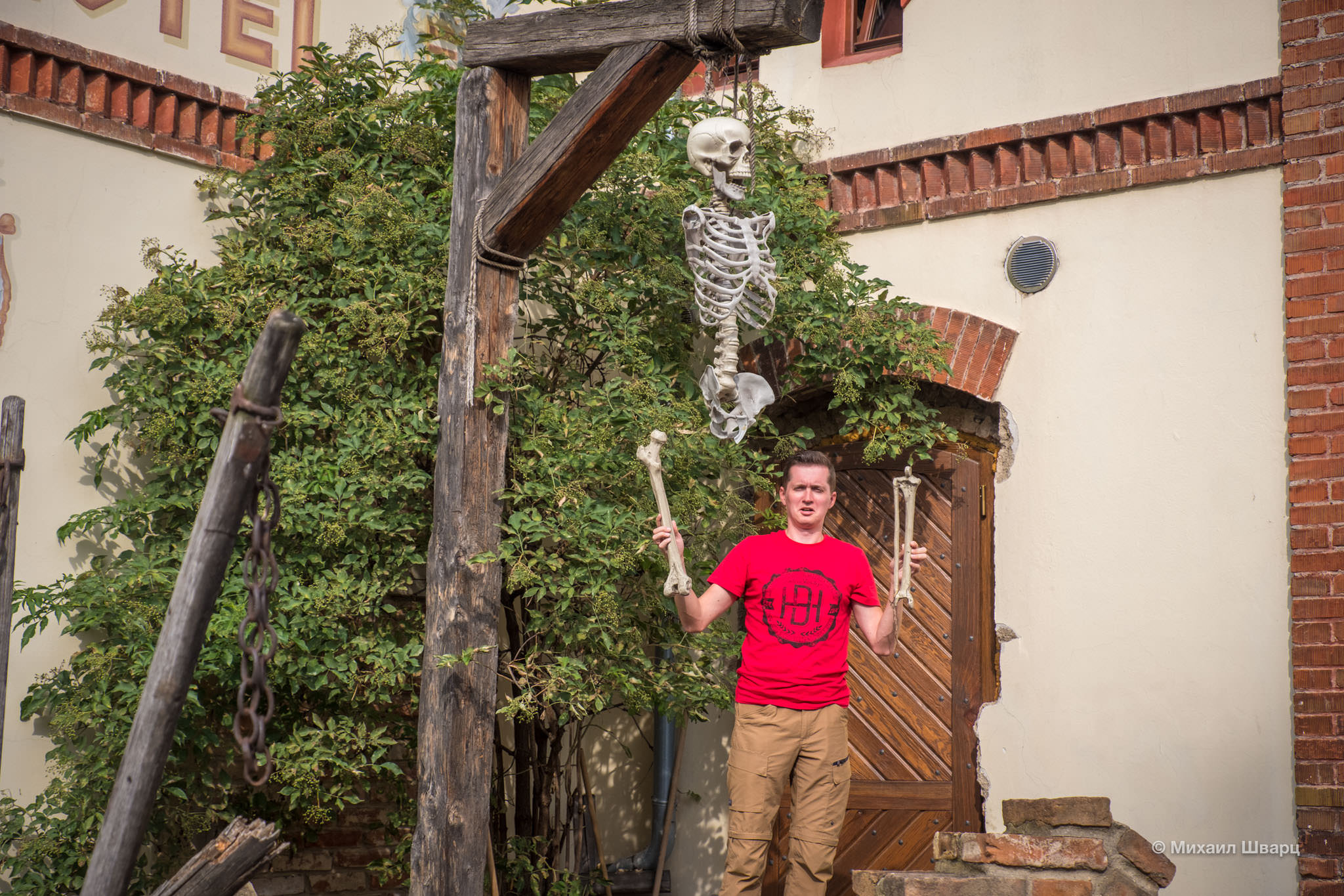 Скелет на виселице около отеля