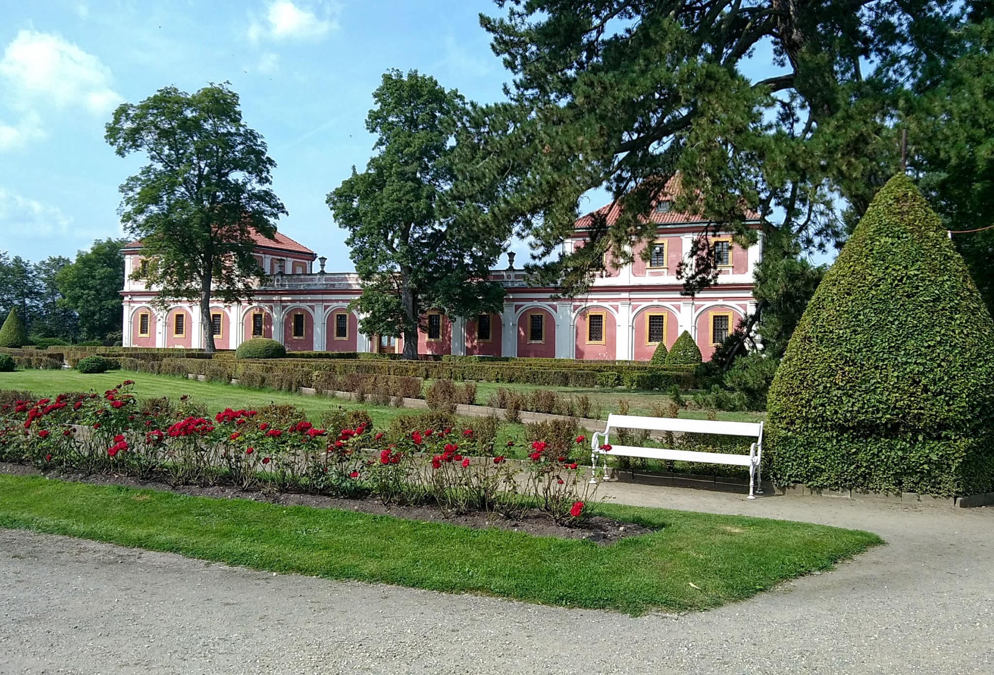 Замковые конюшни