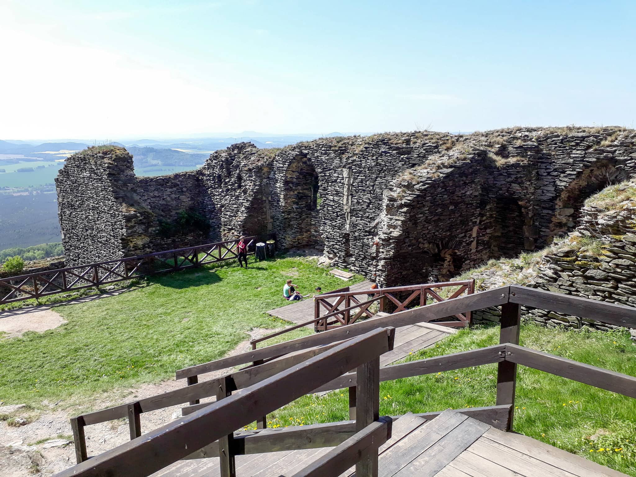 Для удобства посетителей проложены деревянные мостики