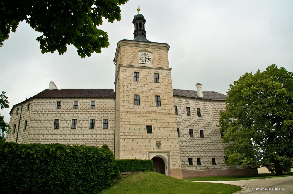 Замок Блатна со стороны парка