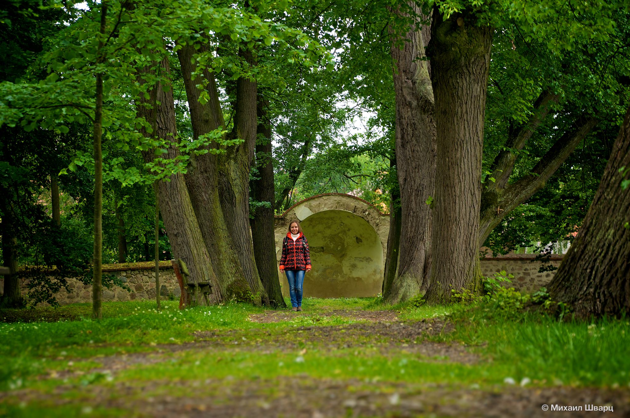 Лена гуляет по парку