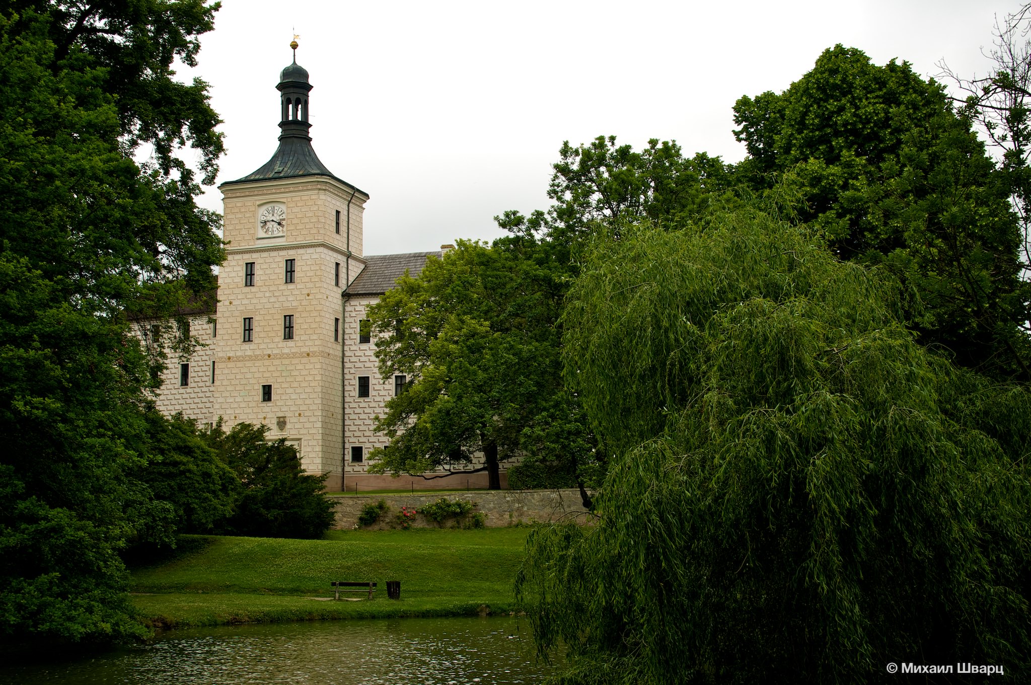 Замок прячется за деревьями