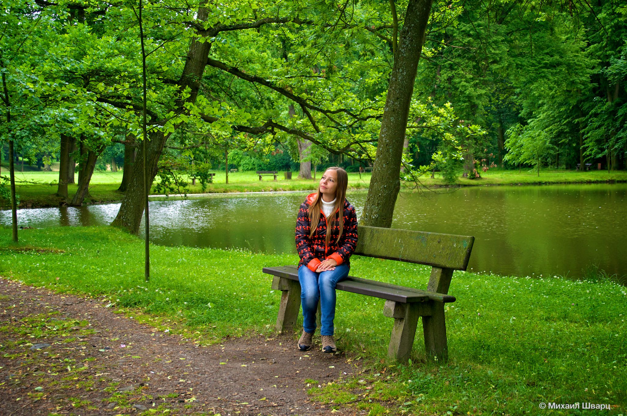 Лена на скамейке