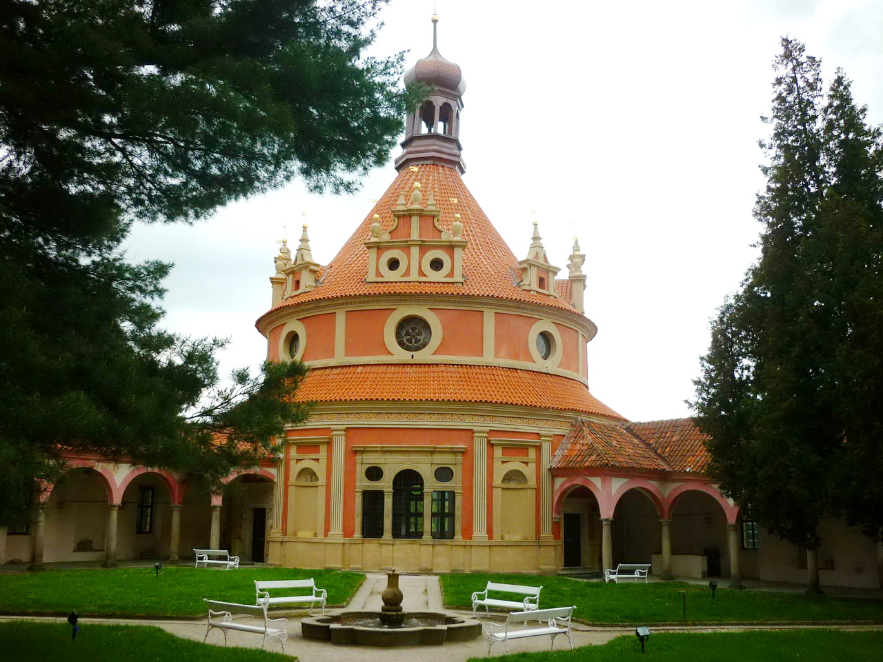 Круглый ренессансный павильон в саду