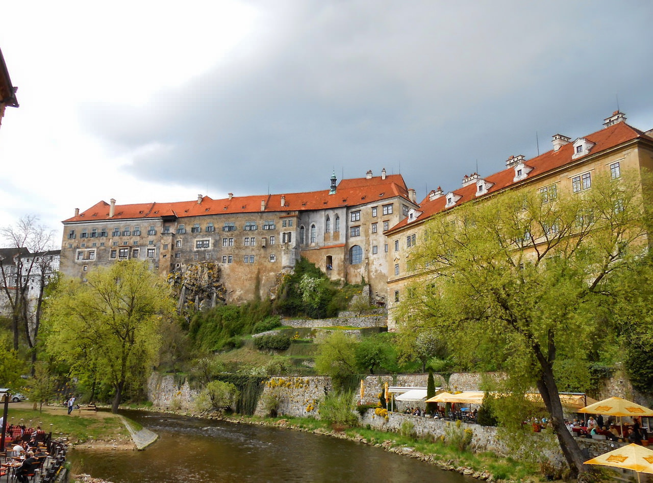 Замок расположен на крутом скалистом мысу, который омывается рекой Влтавой