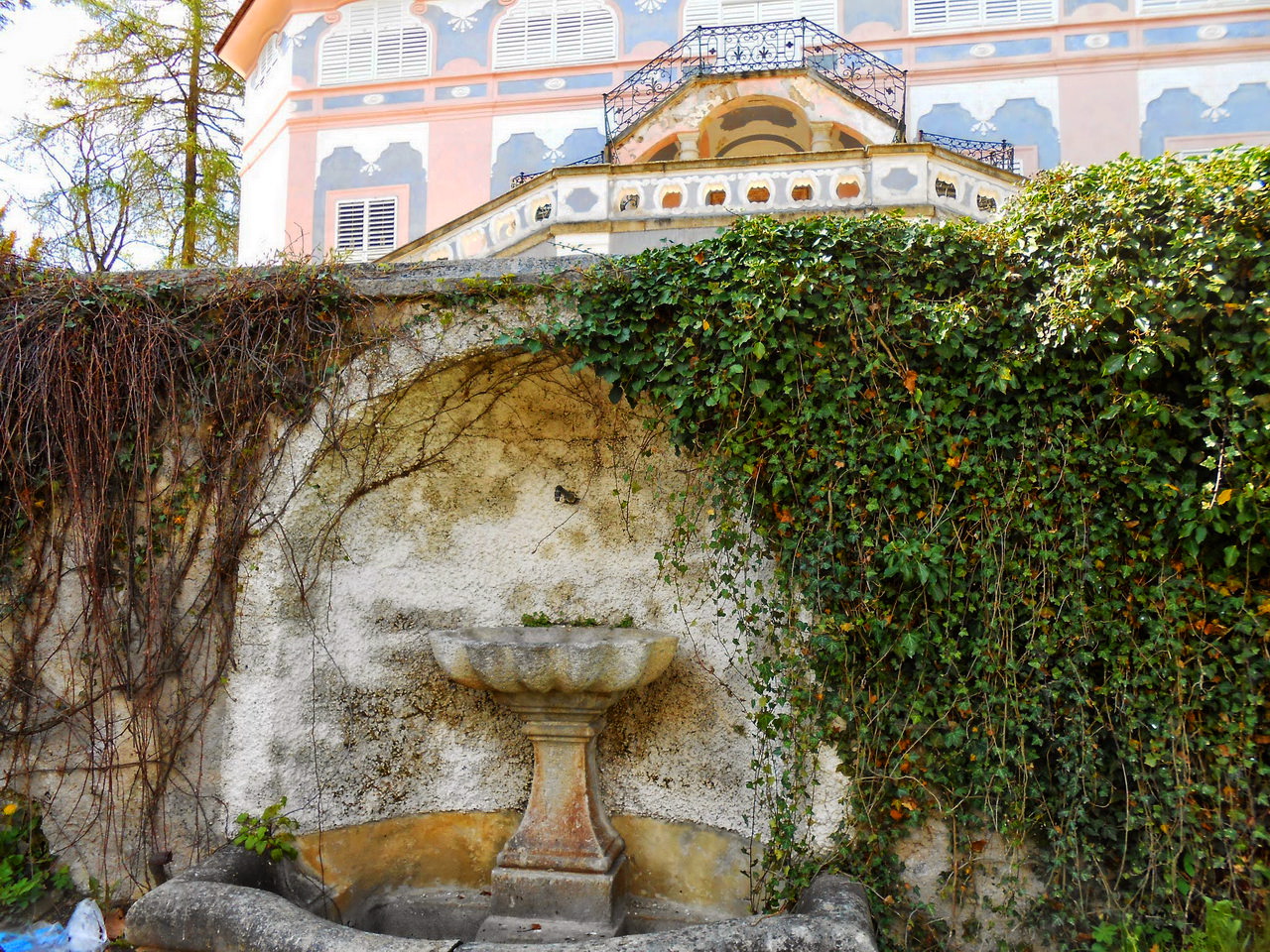 Бельведер Беллария, в подземном этаже которого находится барочная кухня с механикой «волшебного стола» и искусственная пещера - грот