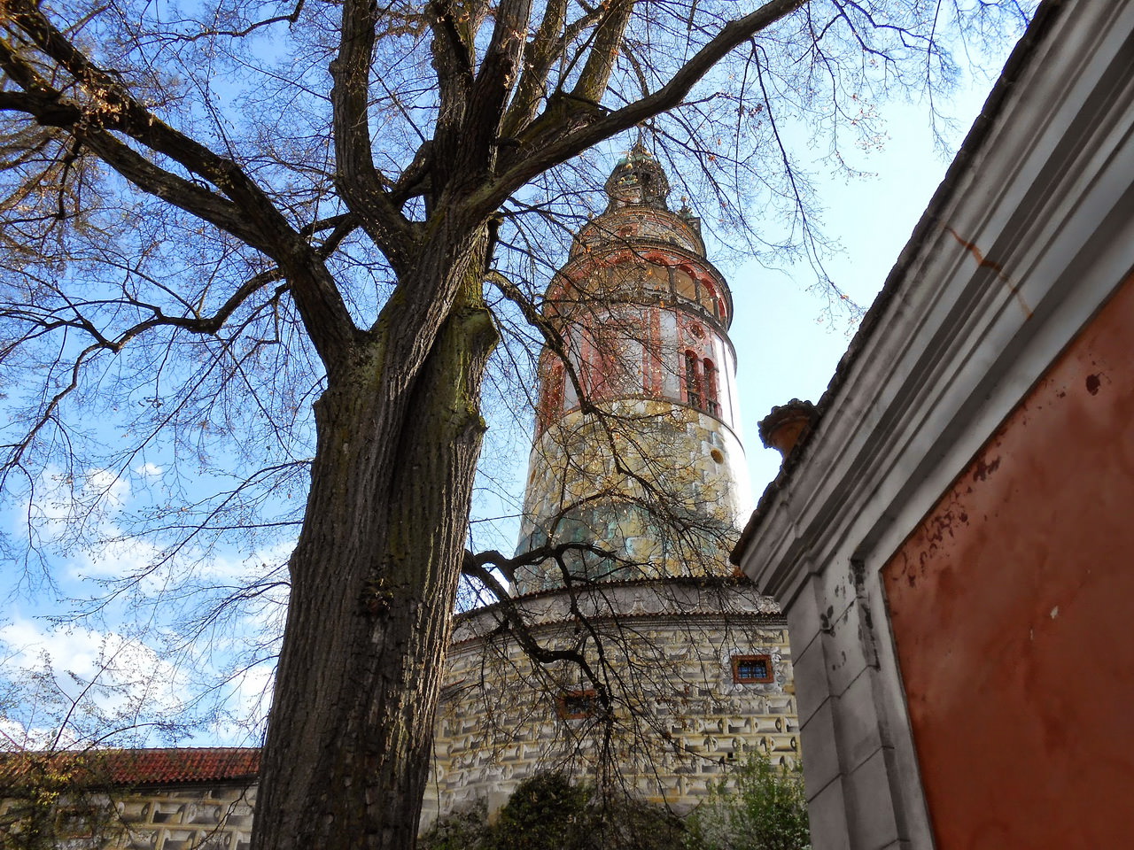 Замковая башня - могучая цилиндрическая башня с дворцовой пристройкой, упоминается уже в первой половине XIII.