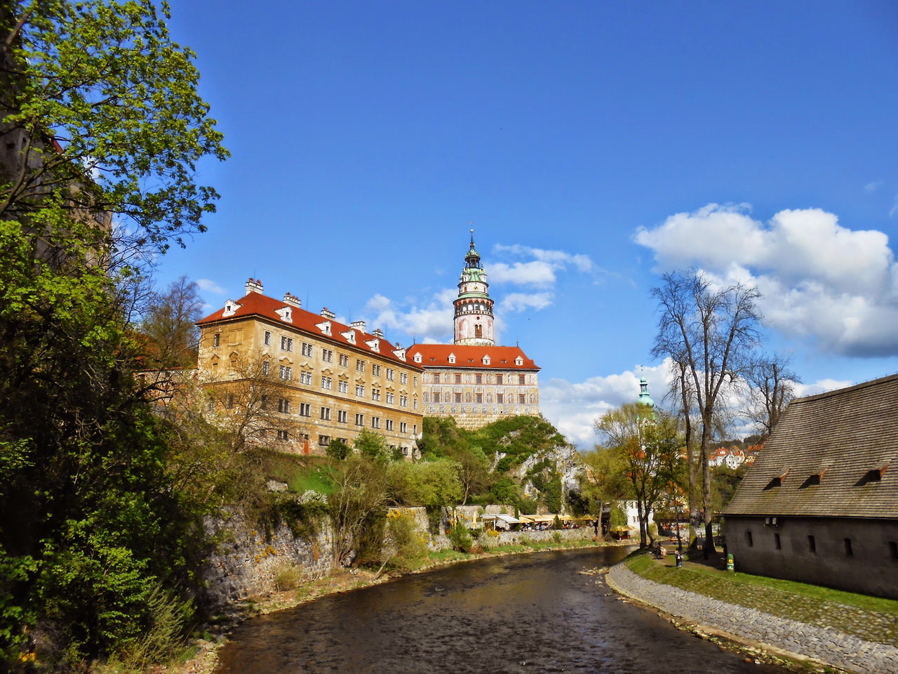 Южную сторону II внутреннего двора закрывает Монетный двор (Mincovna) (желтое здание слева).