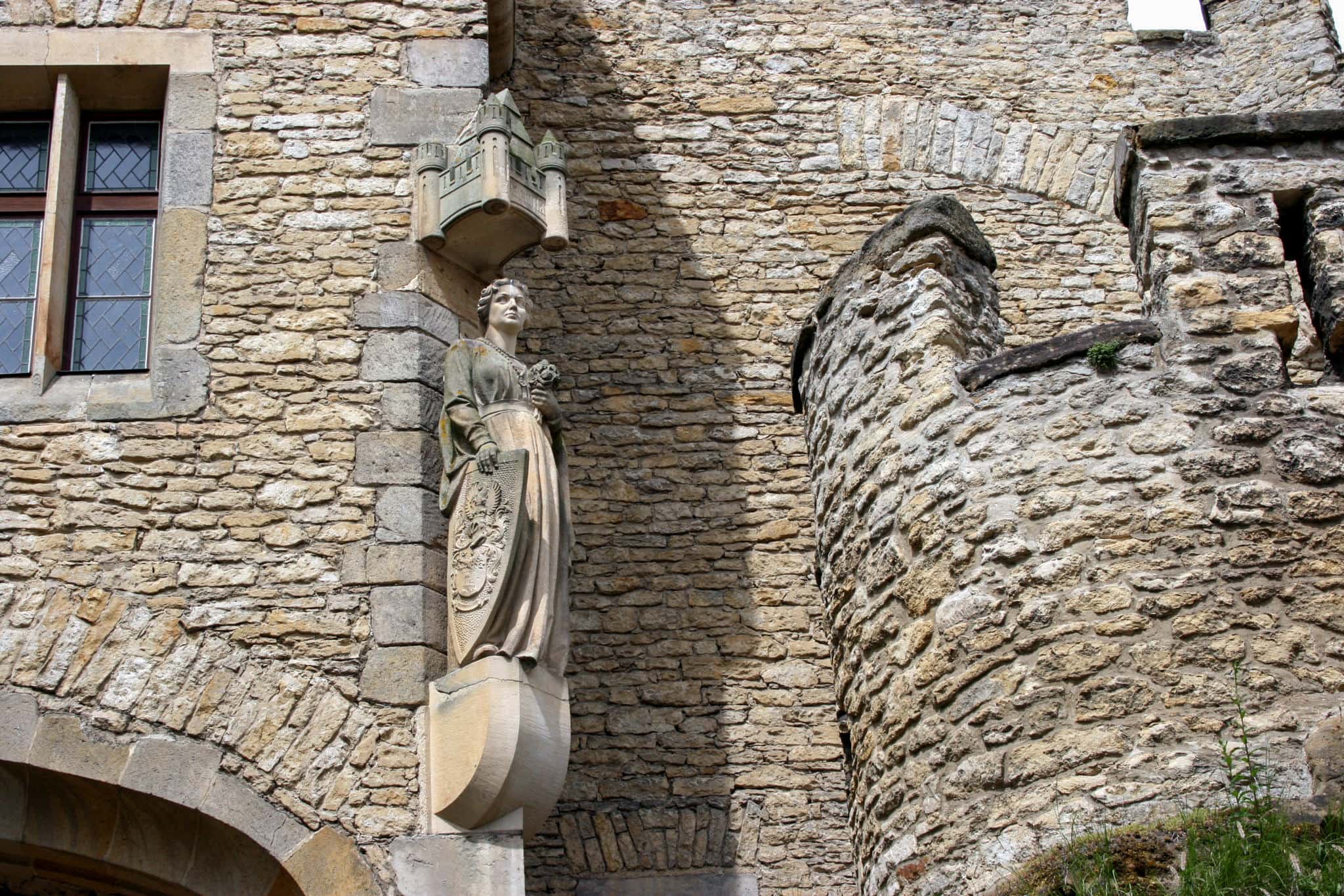 Скульптура дочери мельника