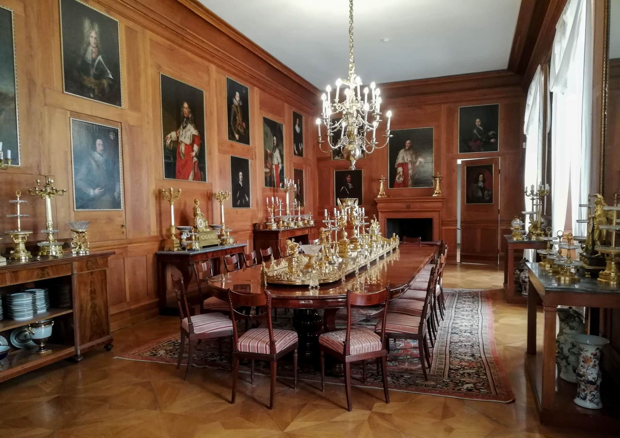 Золотая столовая