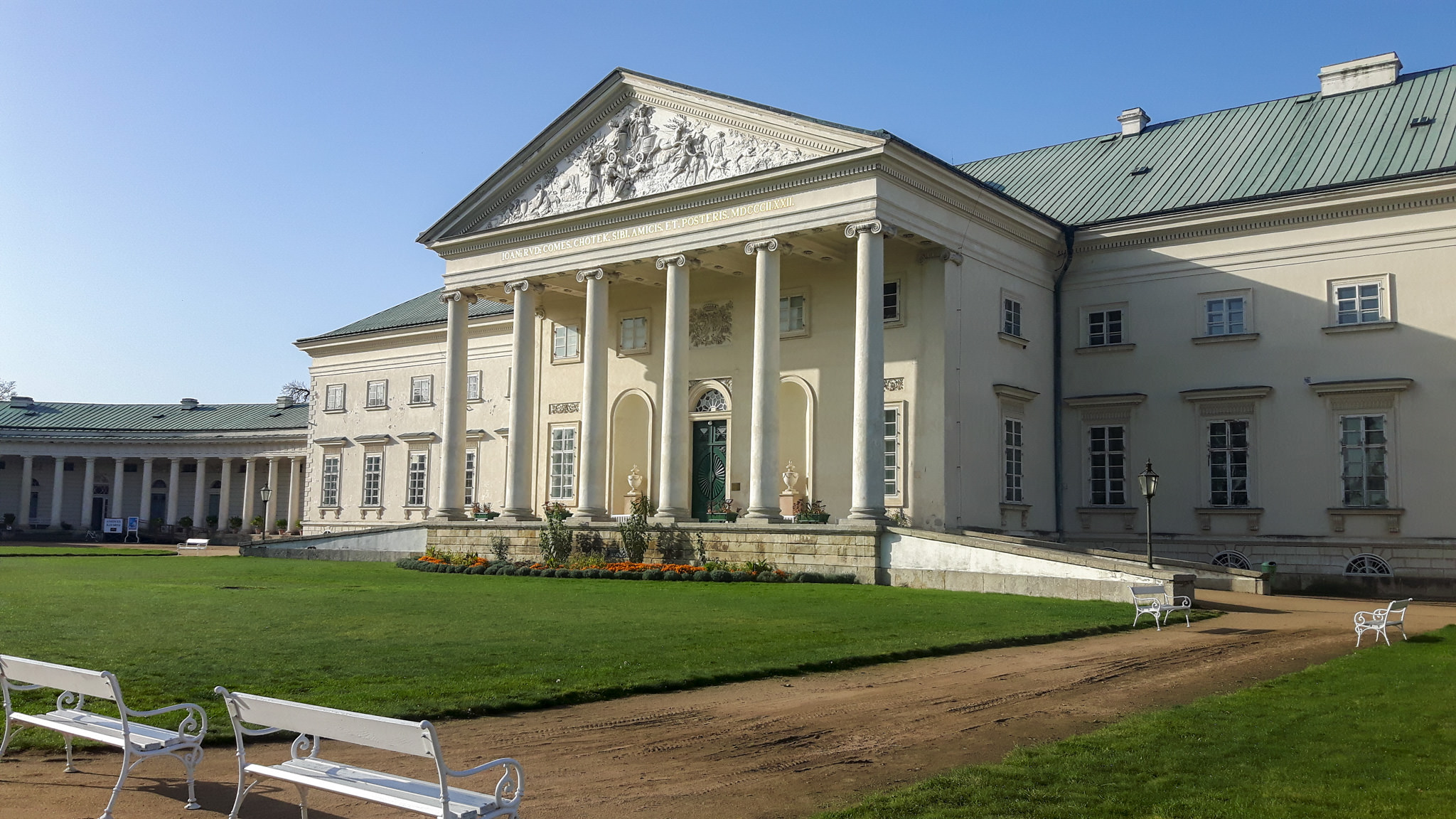 Фасада главного здания замка Качина