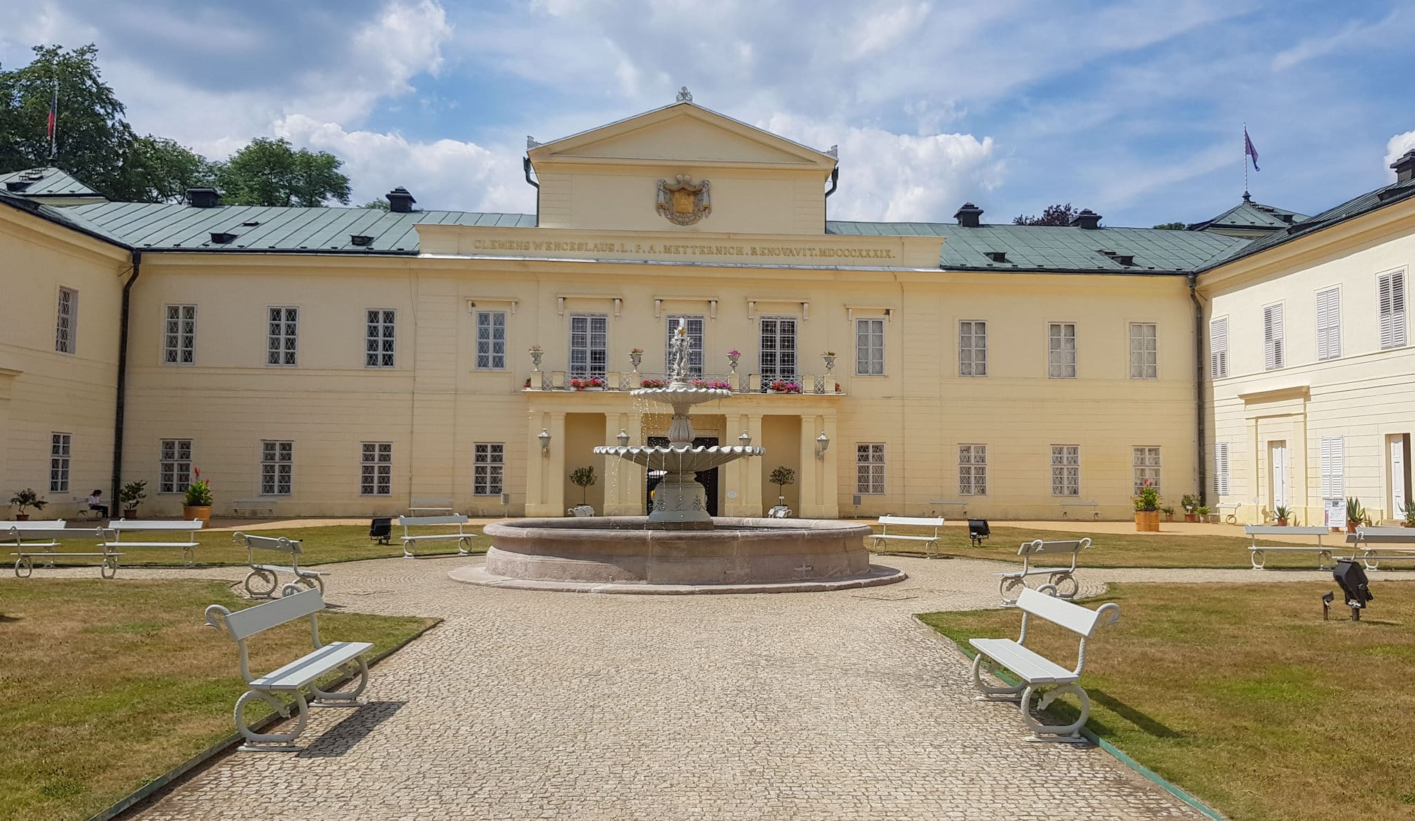 Главный фасад замка и внутренний двор