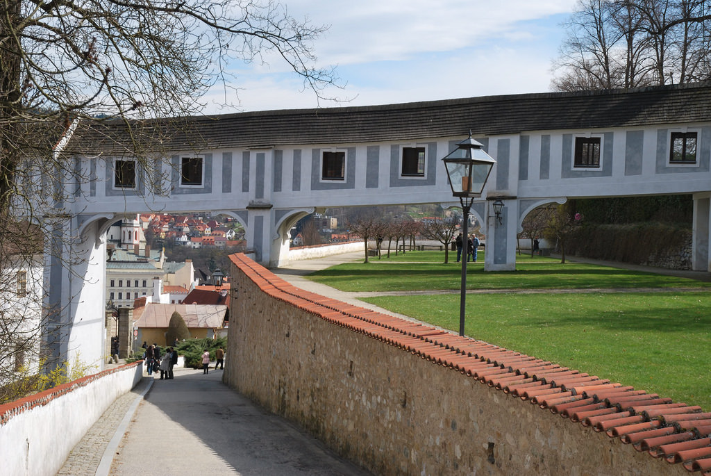 Соединительная галерея через нижнюю парковую террасу, которая носит название - Королевский сад