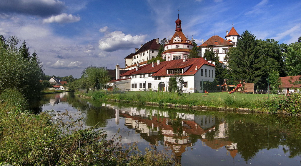 Вид замка со стороны реки