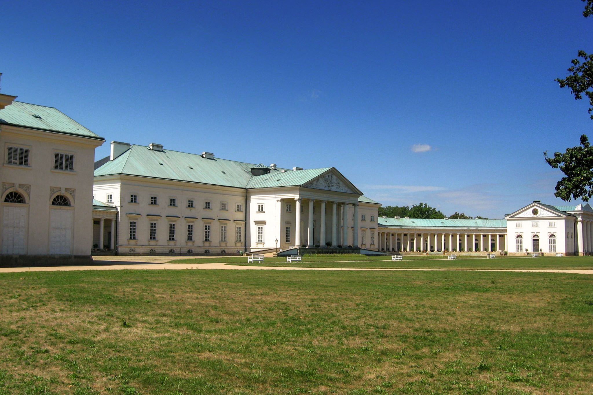 Главное здание и 2 крыла