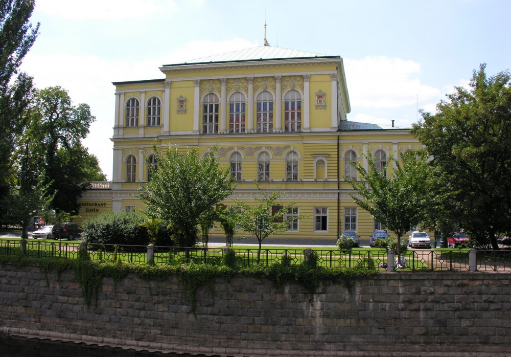 Фасад  дворца