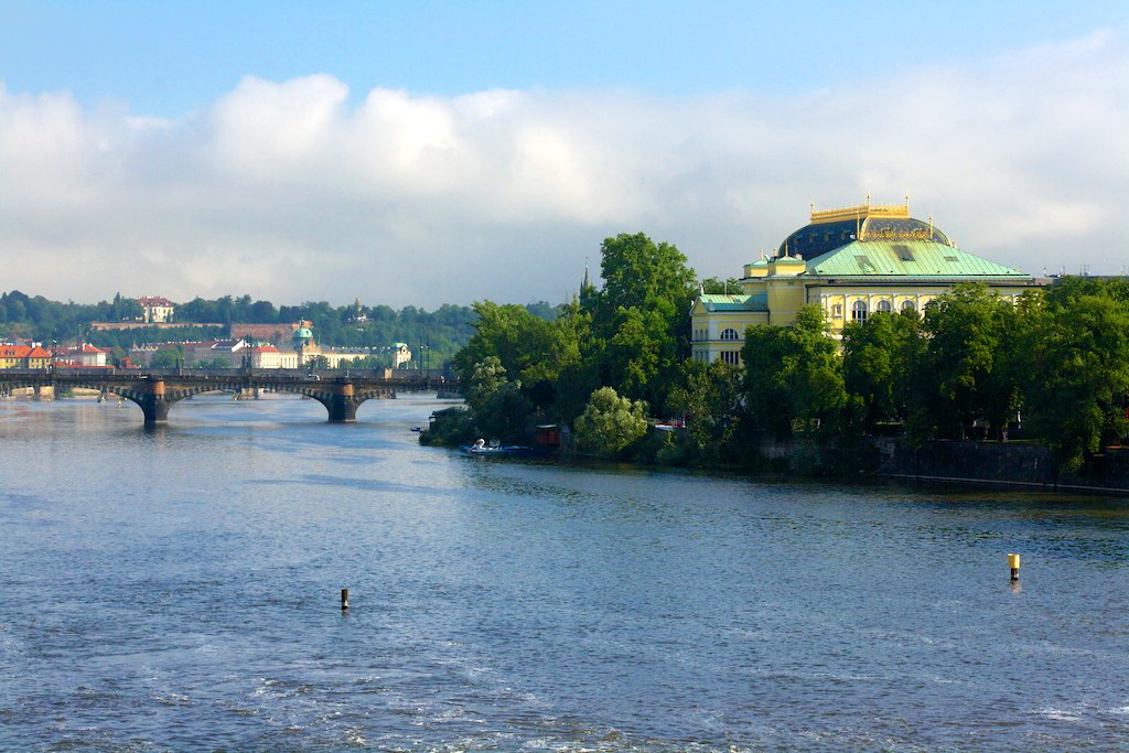 Вид дворца Жофин со стороны Влтавы