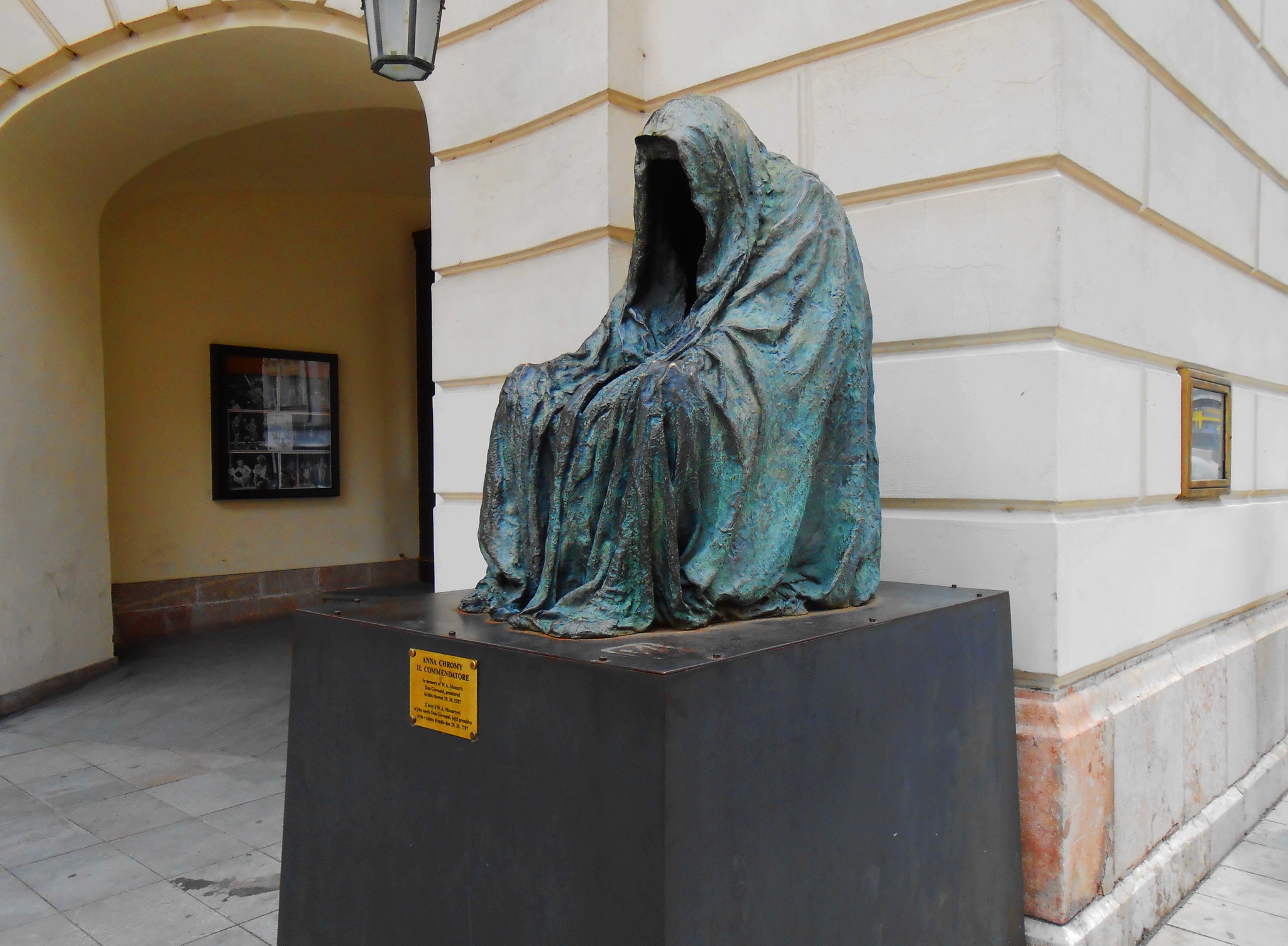 Статуя Каменного Гостя у входа