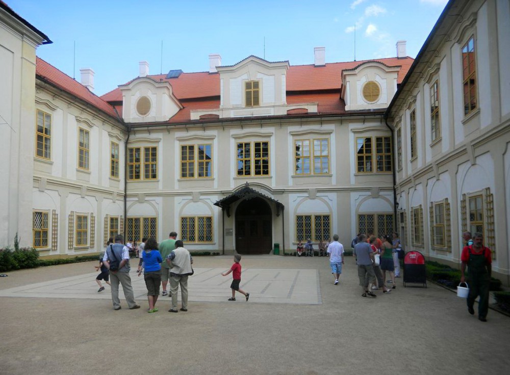 Замковый двор