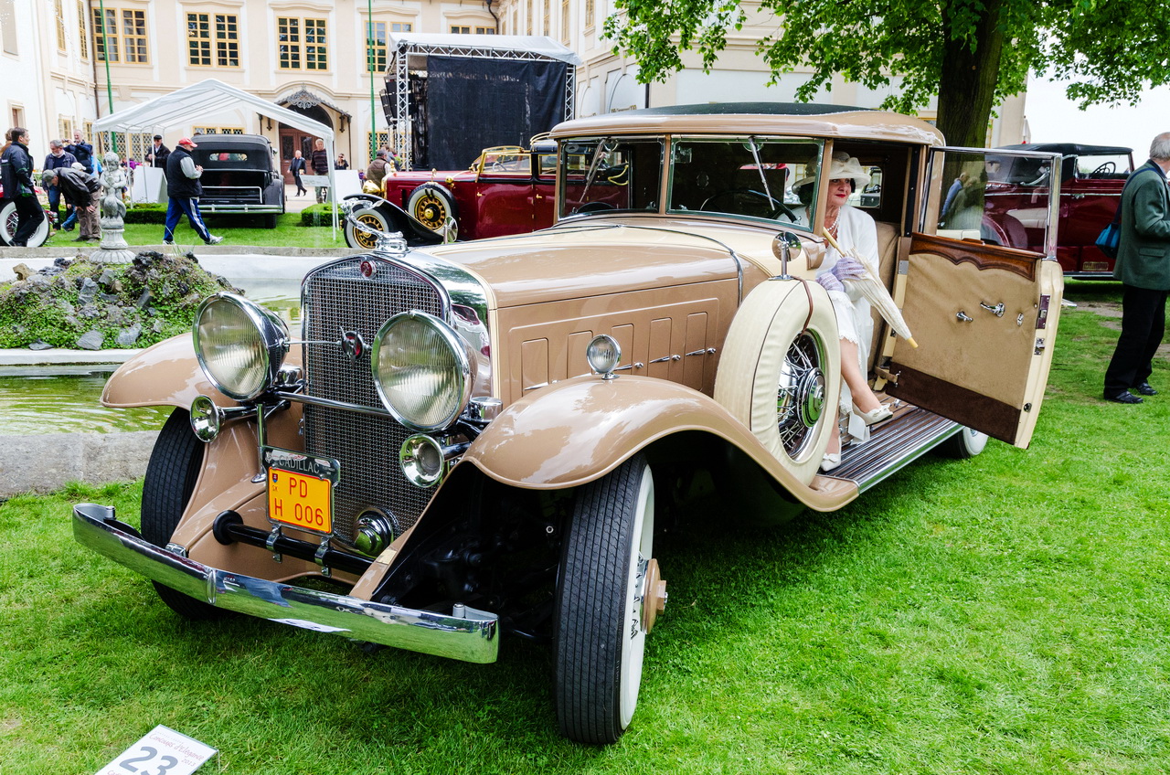 Старинные авто у замка Лоучень