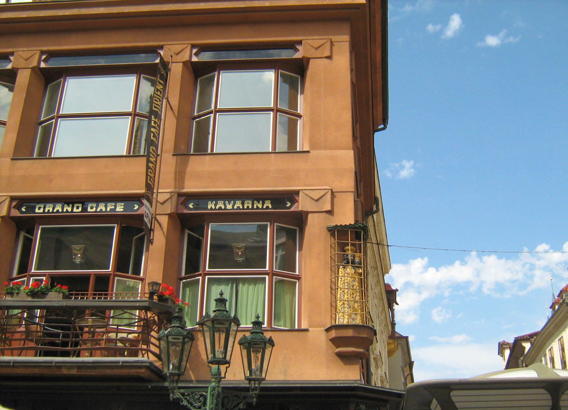 Статуя Черной Божьей Матери XVII в. на углу здания