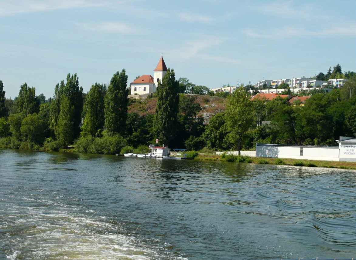 Вид на костел с Влтавы