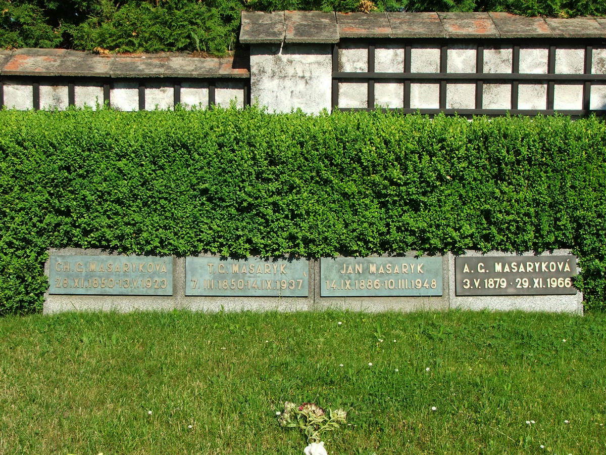 Мемориальные камни в парке