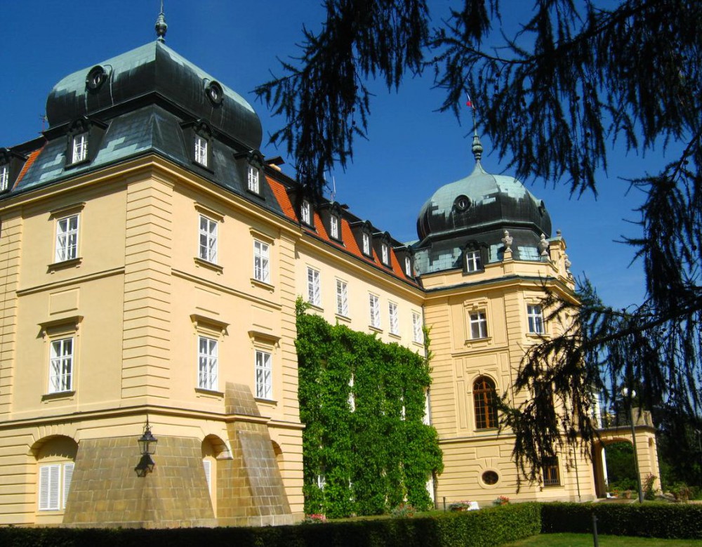 Замок, церковь и парк - памятник культуры Чешской Республики
