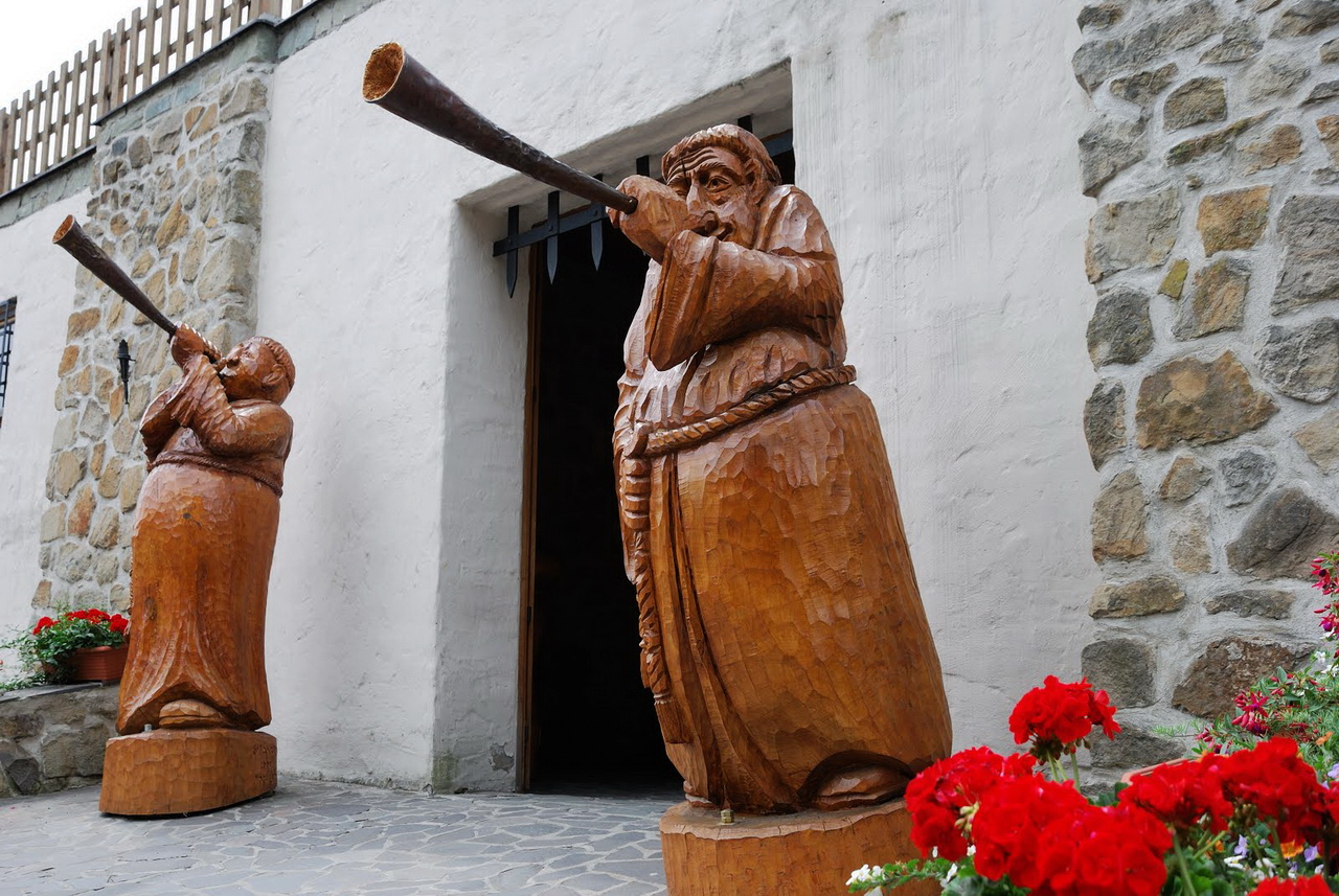 Встречающие у входа