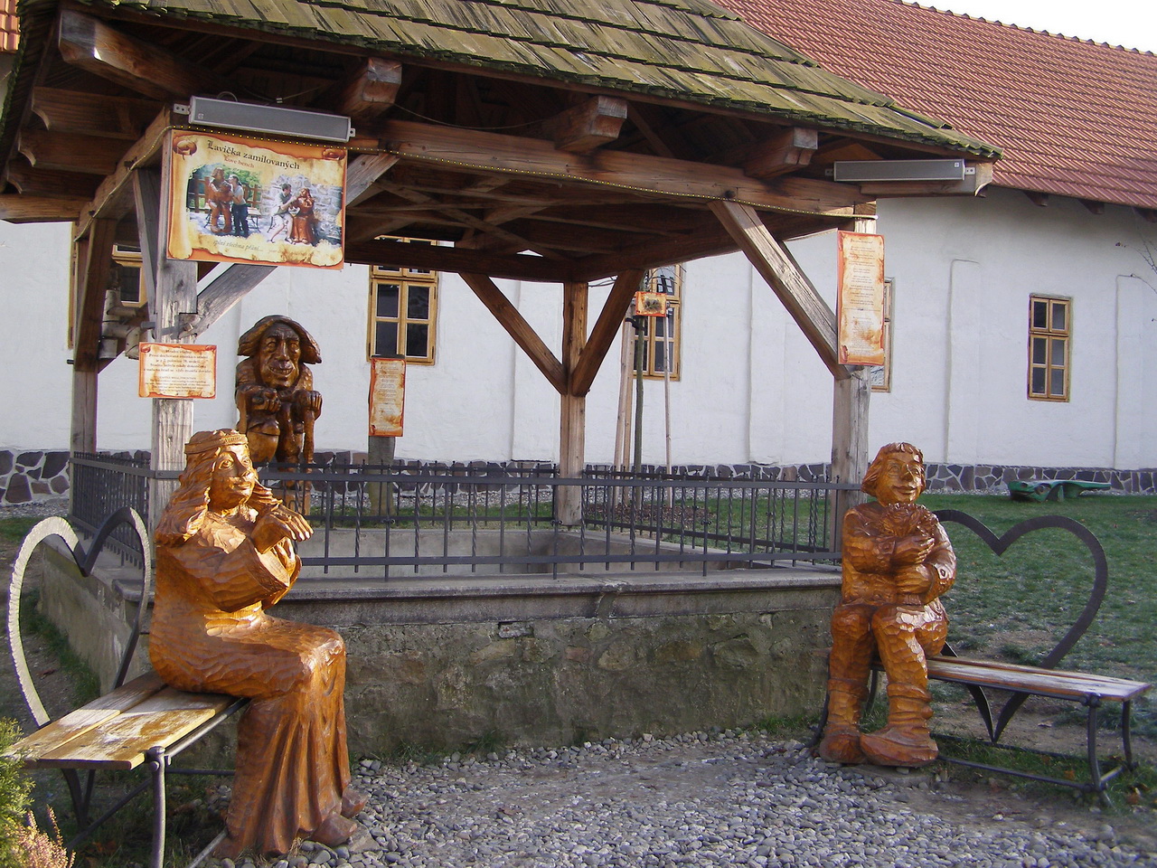 Деревянные скульптуры на лавочках