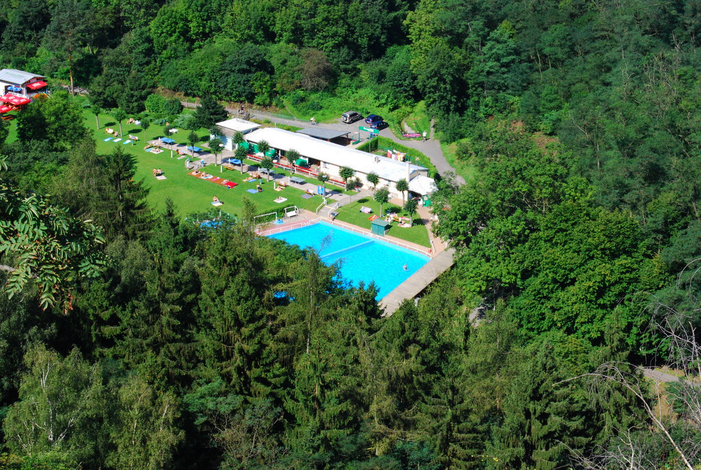 Бассейн в парке