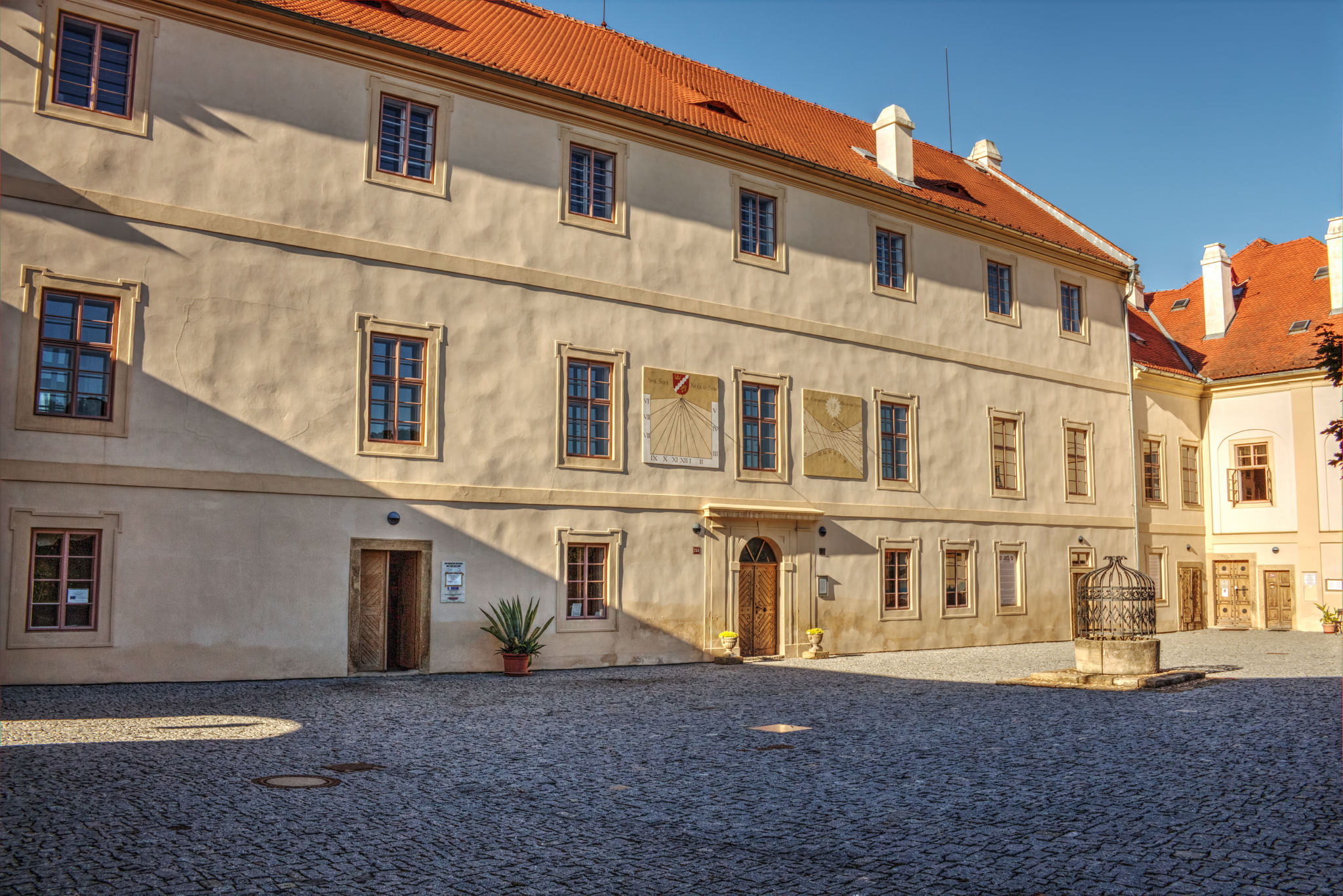 Солнечные часы на здании