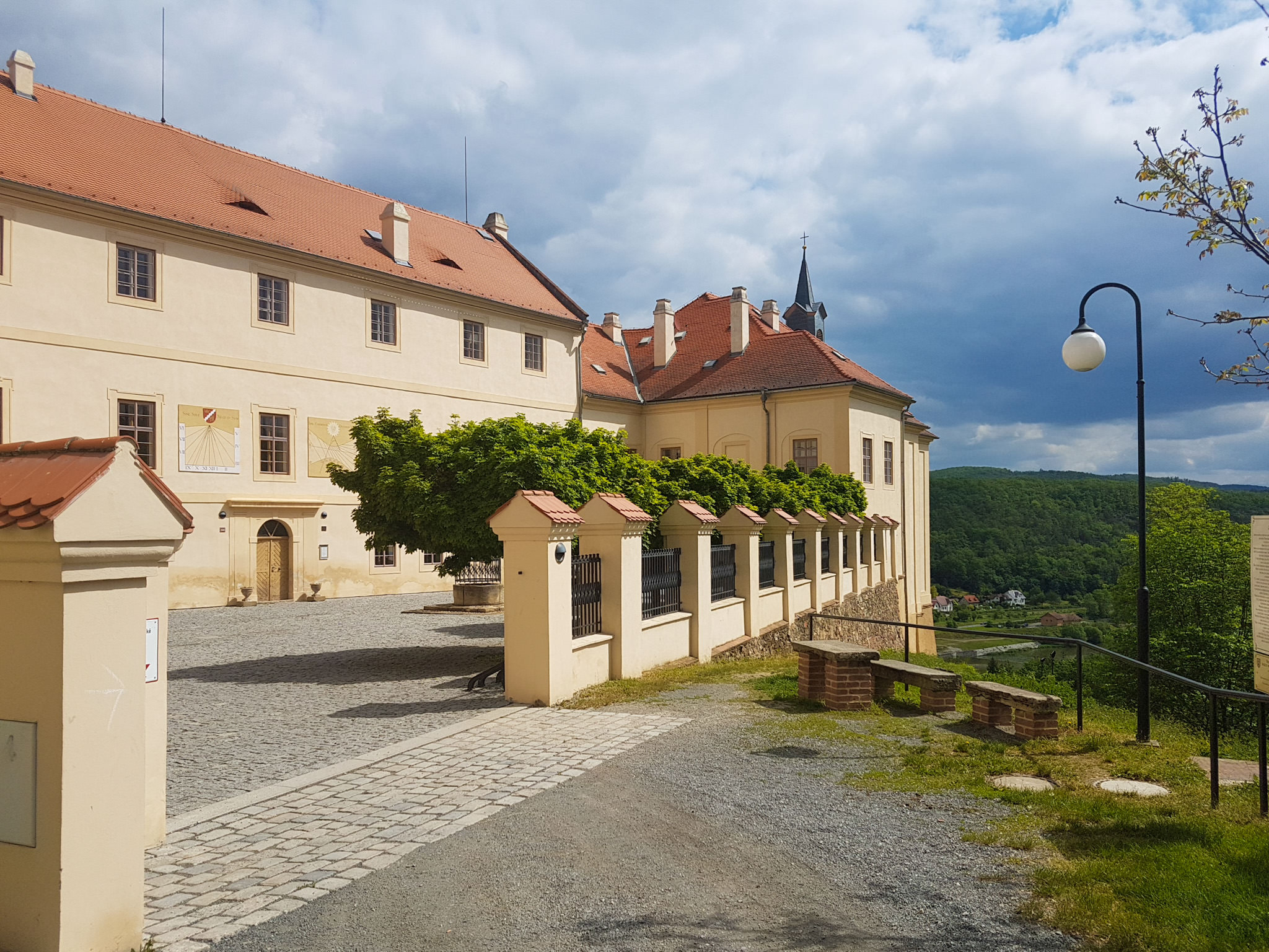 Вид на замок с южной стороны