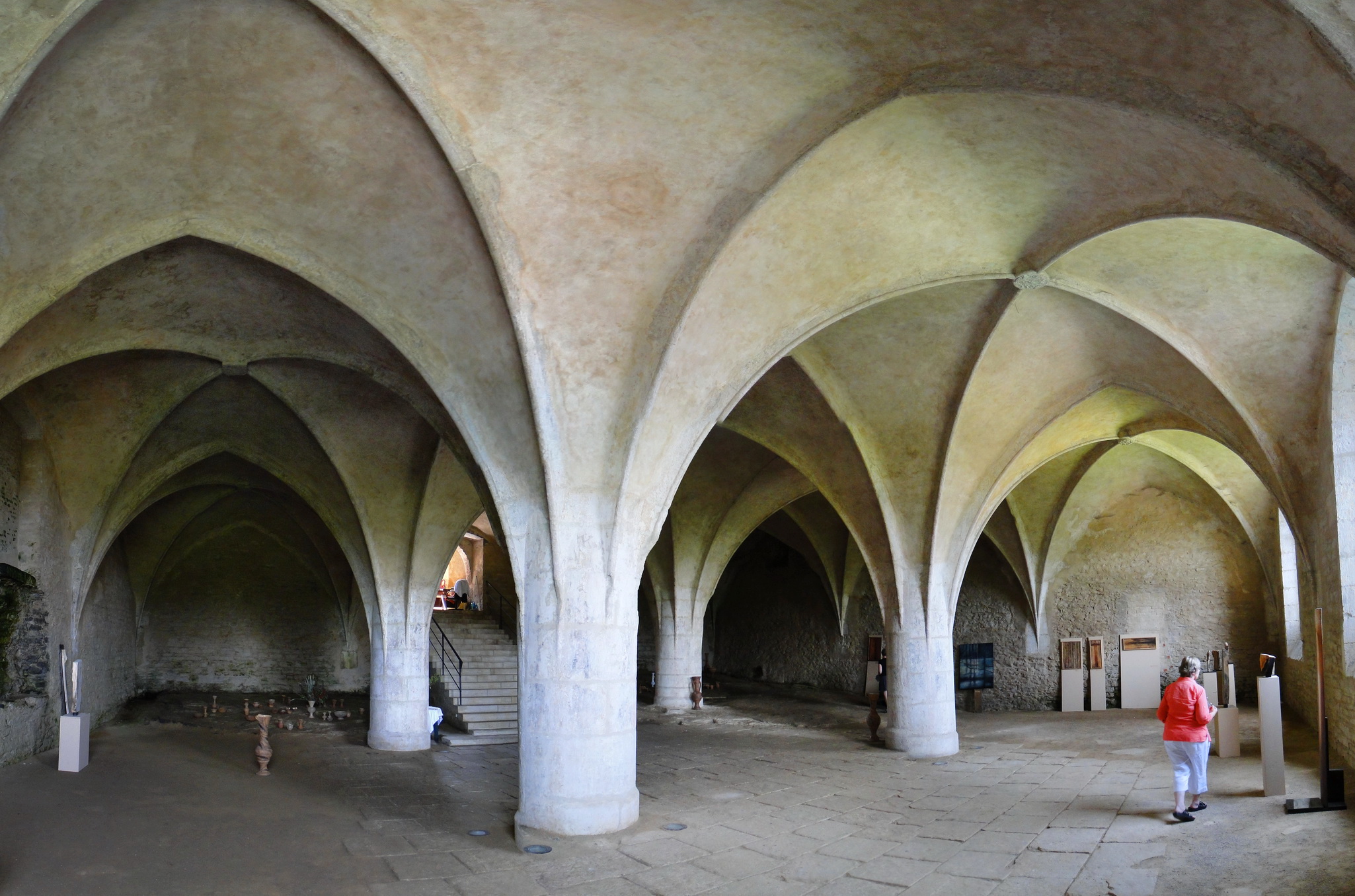 Девять полей крестового свода поддерживаются четырьмя цилиндрическими колоннами