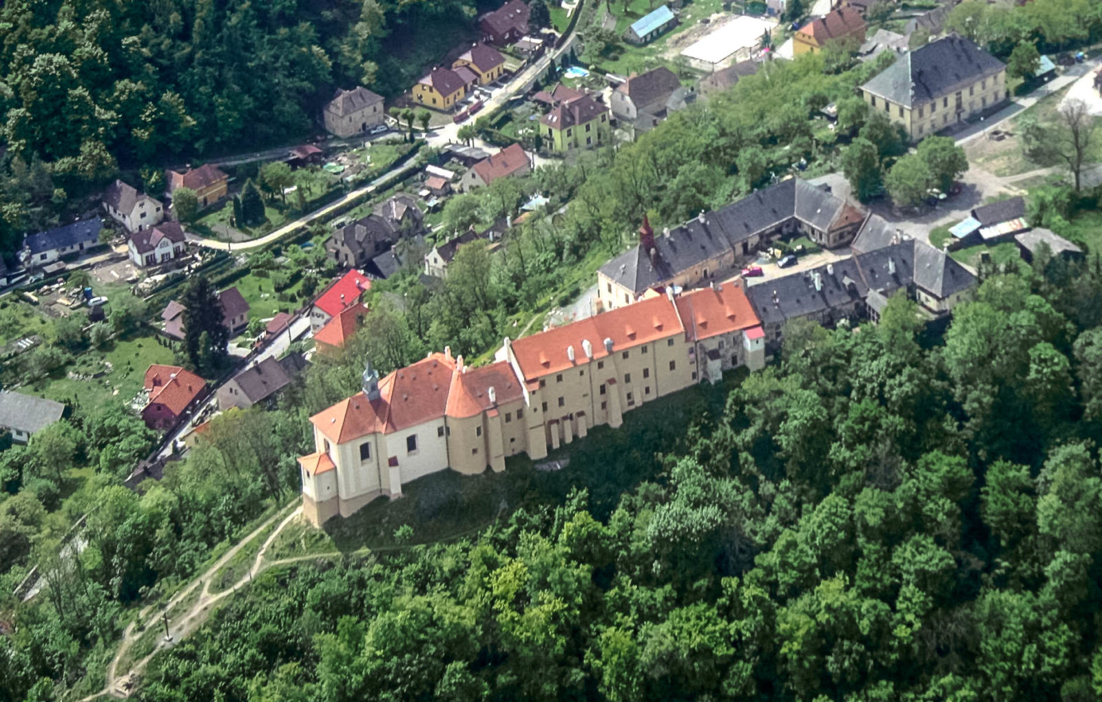 Вид на замок Нижбор сверху