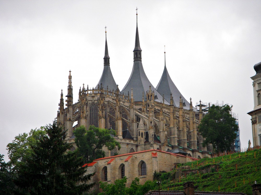 С правой стороны от собора св. Варвары видно часовню Тела Господня с тремя стрельчатыми окнами
