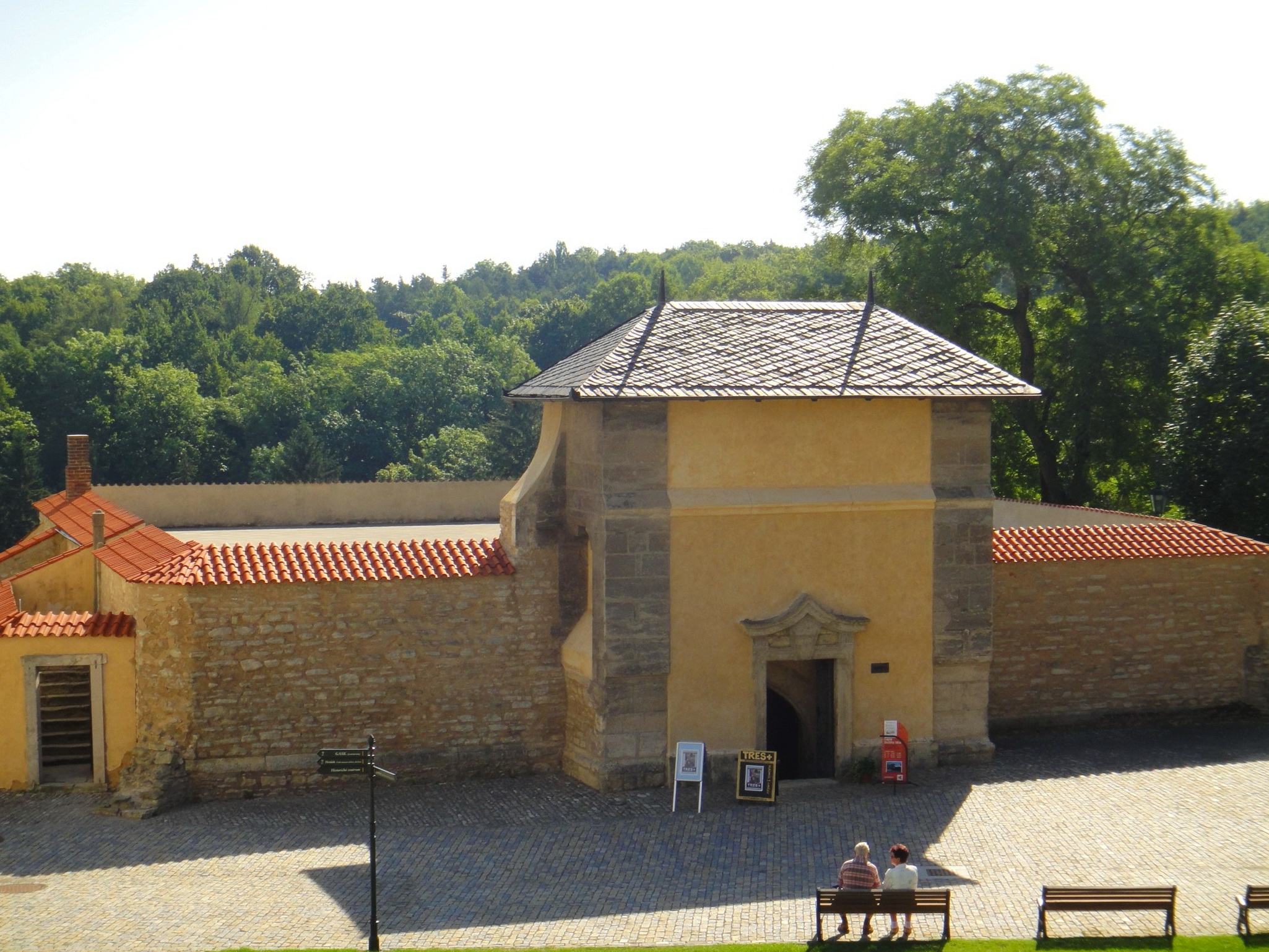 Вход в часовню