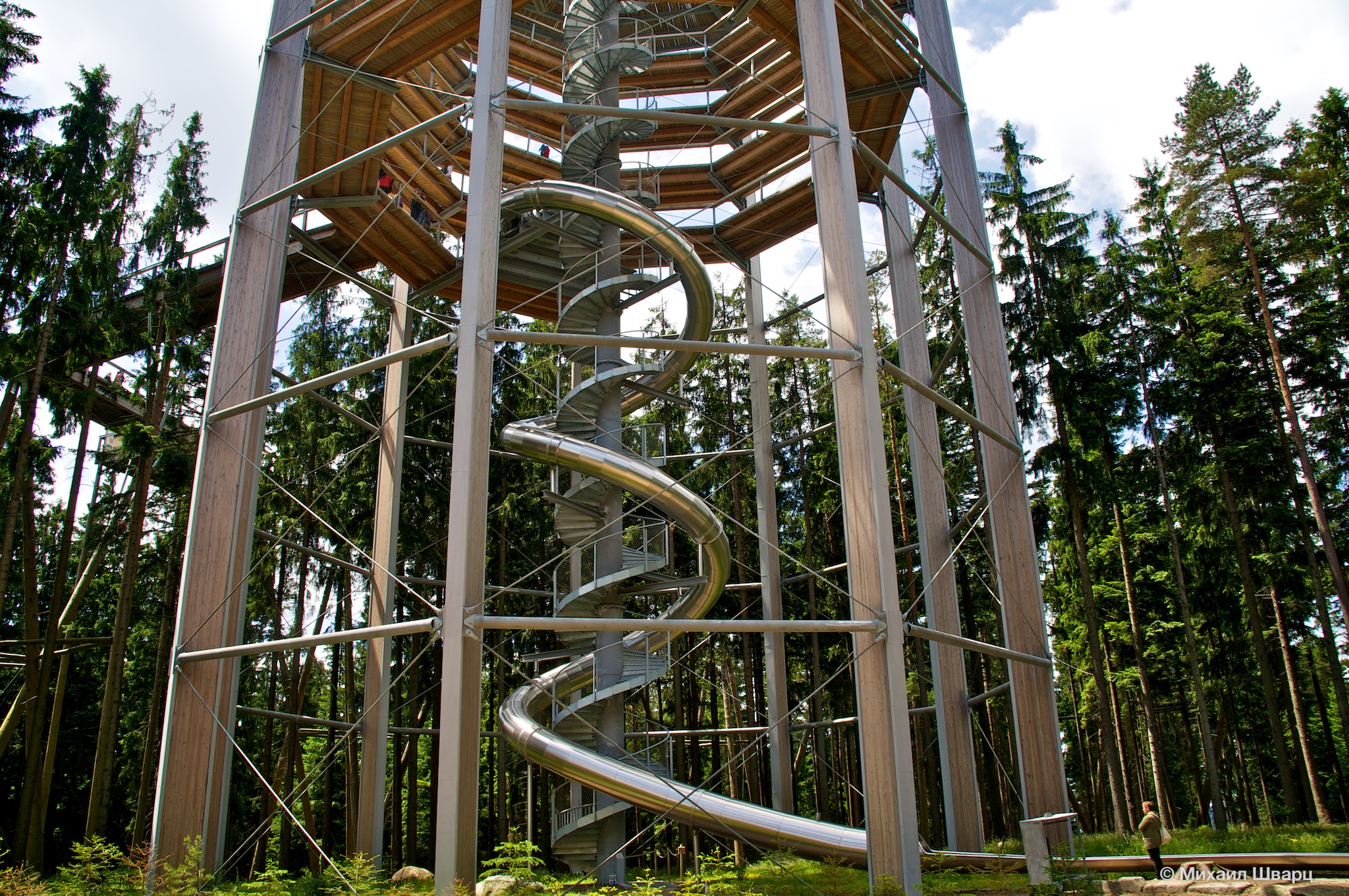 У подножия башни